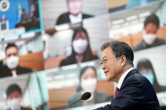 문재인 대통령이 18일 청와대 춘추관에서 열린 신년 기자회견에서 기자의 질문에 답하고 있다. 연합뉴스